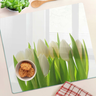 Tabla de cortar de cristal Tulipanes sobre un fondo de hojas verdes.
