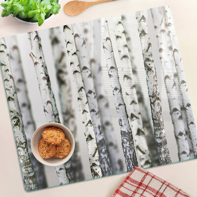 Tabla para cortar Abedules blancos en el bosque