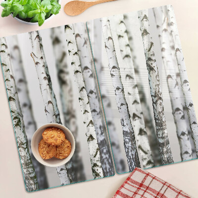 Tabla para cortar Abedules blancos en el bosque
