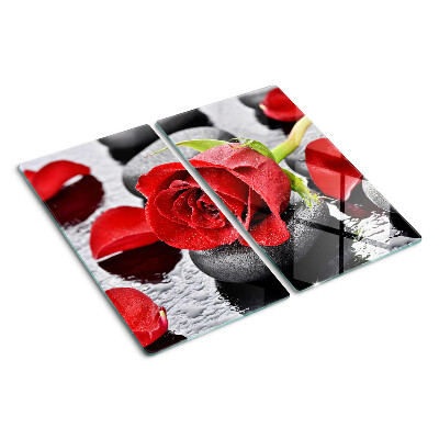 Tabla para cortar Rosa sobre piedras con gotas de agua