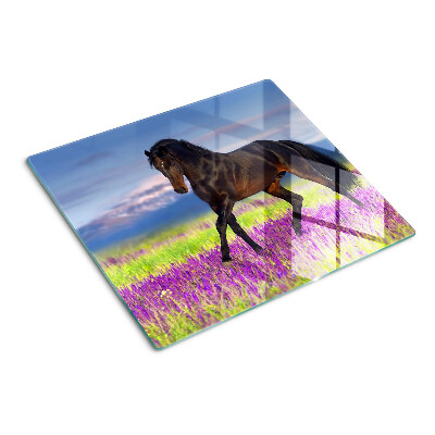 Tabla para cortar Caballo sobre un fondo de flores moradas.