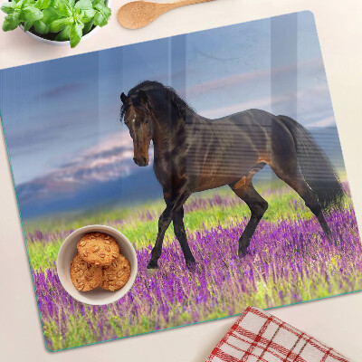 Tabla para cortar Caballo sobre un fondo de flores moradas.