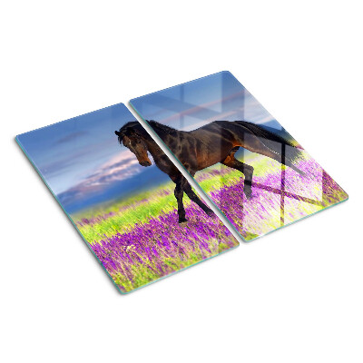 Tabla para cortar Caballo sobre un fondo de flores moradas.
