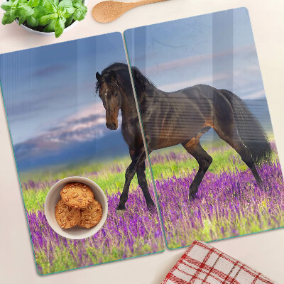 Tabla para cortar Caballo sobre un fondo de flores moradas.