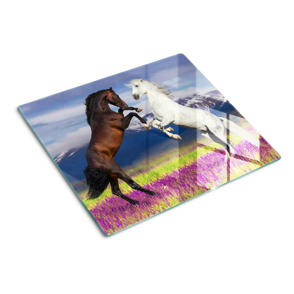 Tabla de cortar de cristal Caballos con el telón de fondo de montañas y flores.