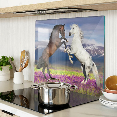 Tabla de cortar de cristal Caballos con el telón de fondo de montañas y flores.