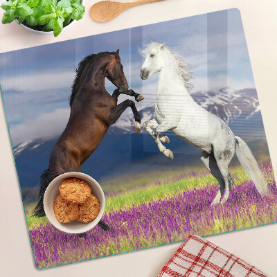 Tabla de cortar de cristal Caballos con el telón de fondo de montañas y flores.