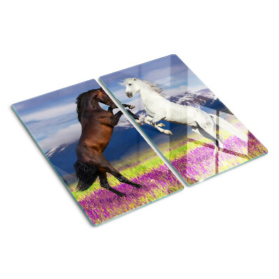 Tabla de cortar de cristal Caballos con el telón de fondo de montañas y flores.