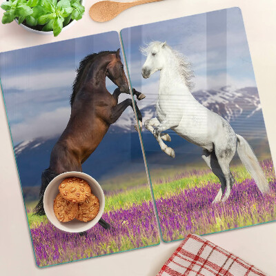 Tabla de cortar de cristal Caballos con el telón de fondo de montañas y flores.
