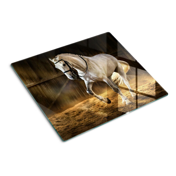 Tabla de cortar de cristal Un caballo en movimiento en el establo.