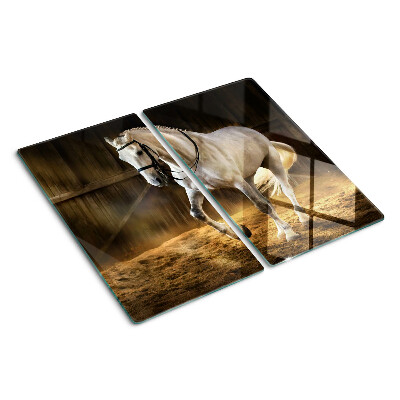 Tabla de cortar de cristal Un caballo en movimiento en el establo.