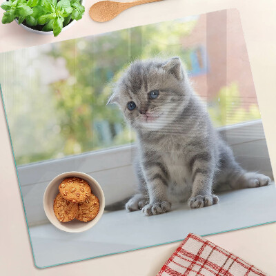 Tabla para cortar Gatito en el alféizar de la ventana
