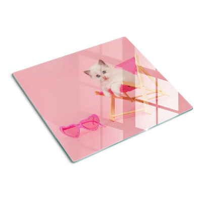 Tabla de cortar de cristal Gatito en una tumbona sobre un fondo rosa