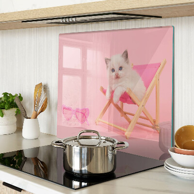 Tabla de cortar de cristal Gatito en una tumbona sobre un fondo rosa
