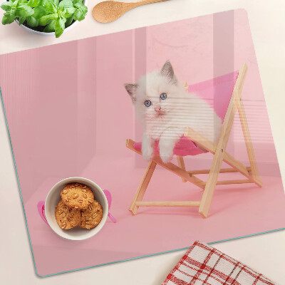 Tabla de cortar de cristal Gatito en una tumbona sobre un fondo rosa