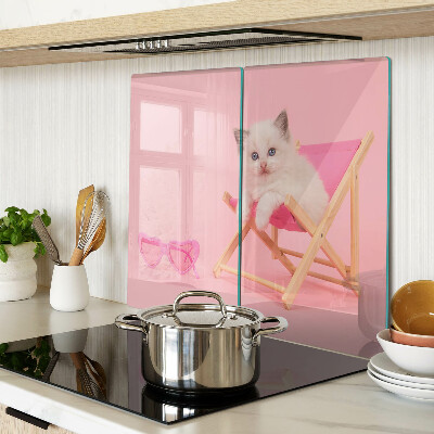 Tabla de cortar de cristal Gatito en una tumbona sobre un fondo rosa