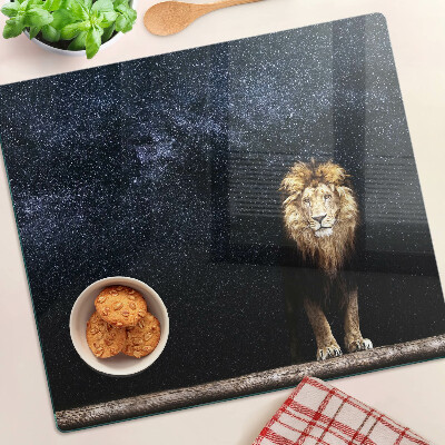 Tabla para cortar El león y el cielo lleno de estrellas.