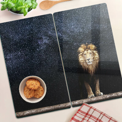 Tabla para cortar El león y el cielo lleno de estrellas.