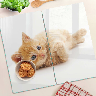 Tabla para cortar Gatito pelirrojo sobre un fondo blanco