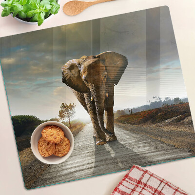 Tabla para cortar Elefante en la carretera al atardecer