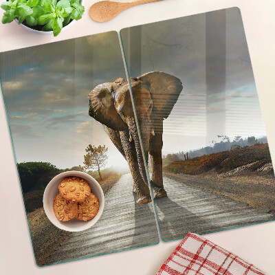 Tabla para cortar Elefante en la carretera al atardecer
