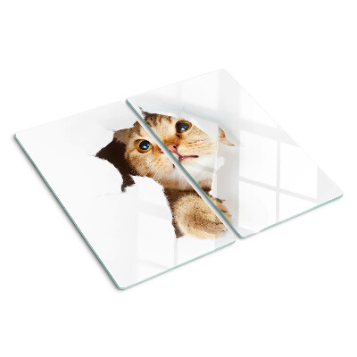 Tabla para cortar Un gato mirando a través de un agujero en la pared.