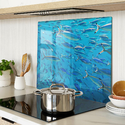 Tabla de cortar de cristal Un banco de peces en agua clara