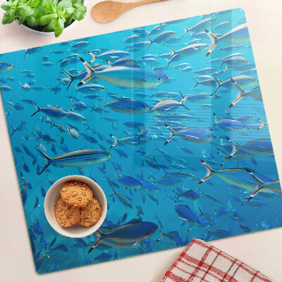 Tabla de cortar de cristal Un banco de peces en agua clara