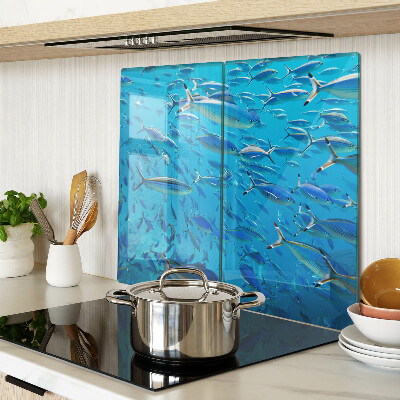 Tabla de cortar de cristal Un banco de peces en agua clara