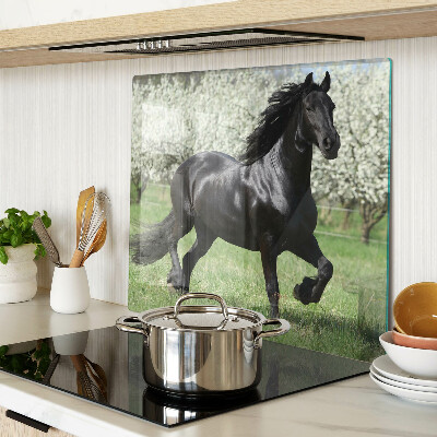 Tabla de cortar de cristal Caballo negro en el prado