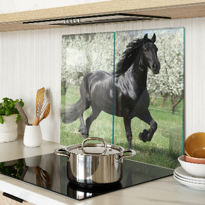 Tabla de cortar de cristal Caballo negro en el prado