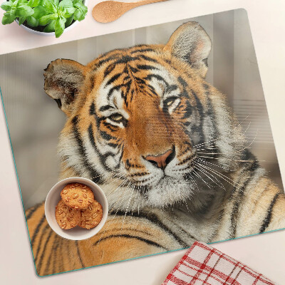 Tabla para cortar Tigre en un entorno natural