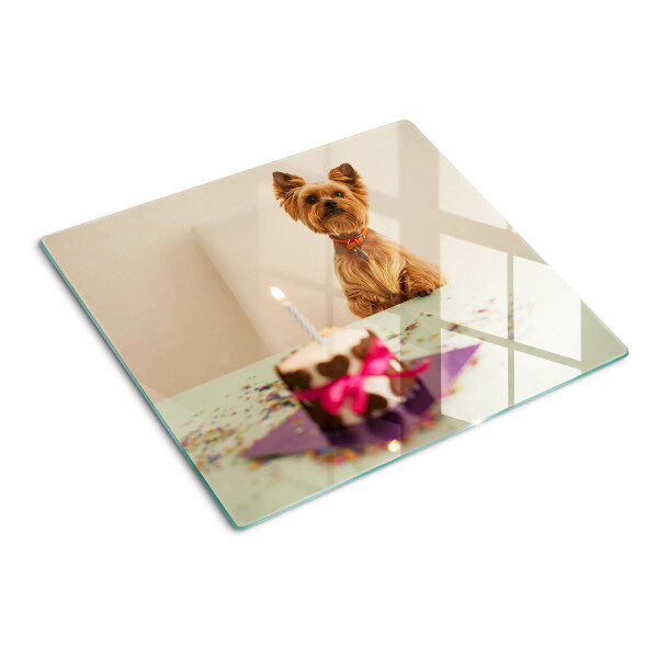 Tabla para cortar Perro en la mesa con pastel