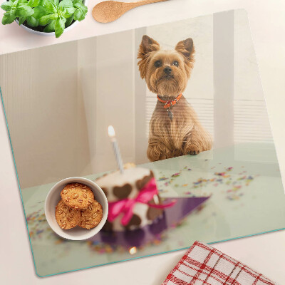 Tabla para cortar Perro en la mesa con pastel