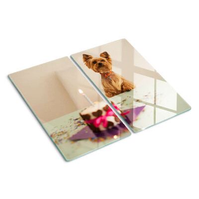 Tabla para cortar Perro en la mesa con pastel