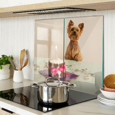 Tabla para cortar Perro en la mesa con pastel