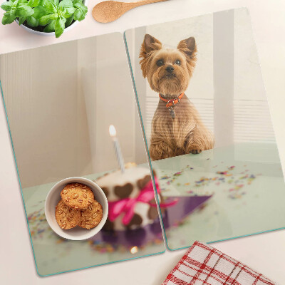 Tabla para cortar Perro en la mesa con pastel