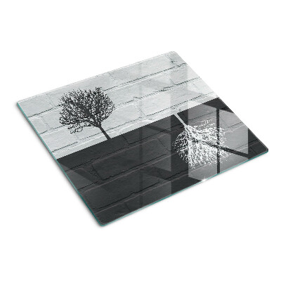 Tabla para cortar Árbol contra el fondo de ladrillos.