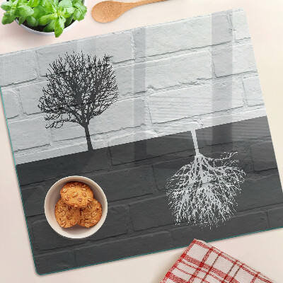 Tabla para cortar Árbol contra el fondo de ladrillos.