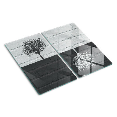 Tabla para cortar Árbol contra el fondo de ladrillos.