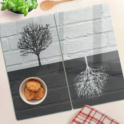 Tabla para cortar Árbol contra el fondo de ladrillos.
