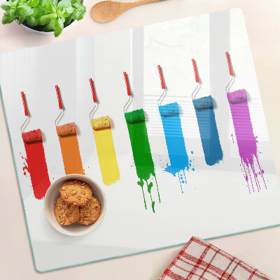 Tabla para cortar Un arcoíris de pinturas en pinceles.