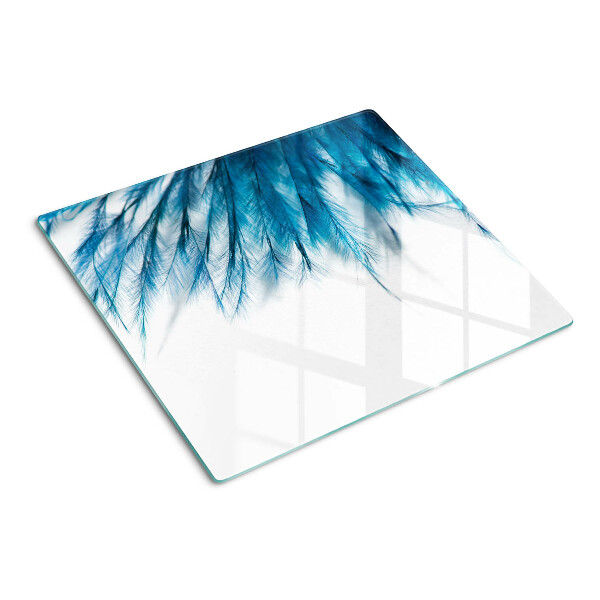 Tabla para cortar Plumas azules sobre fondo blanco