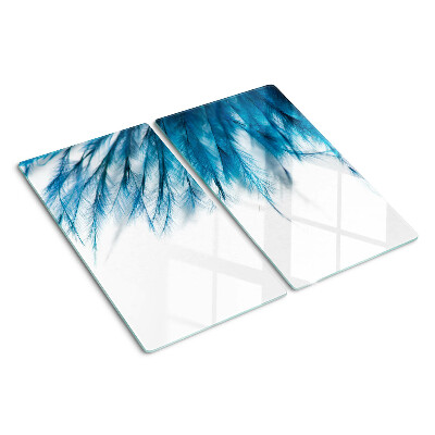 Tabla para cortar Plumas azules sobre fondo blanco