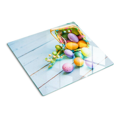 Tabla para cortar Huevos de Pascua de colores en una canasta
