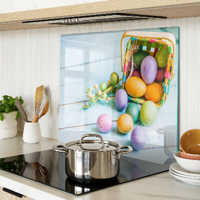 Tabla para cortar Huevos de Pascua de colores en una canasta