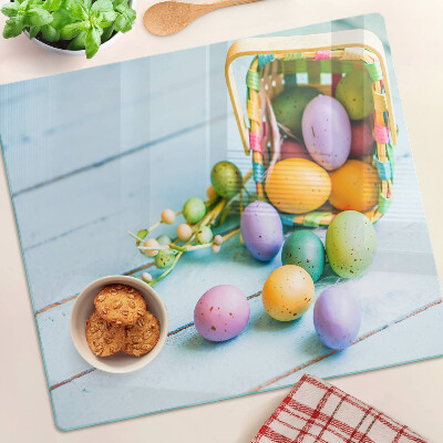 Tabla para cortar Huevos de Pascua de colores en una canasta