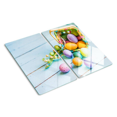 Tabla para cortar Huevos de Pascua de colores en una canasta