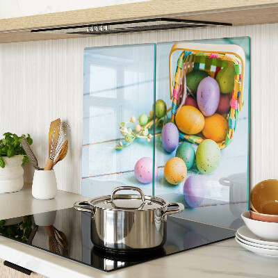 Tabla para cortar Huevos de Pascua de colores en una canasta