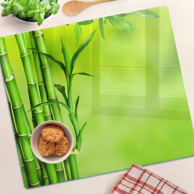 Tabla de cortar de cristal Bambú sobre un fondo verde